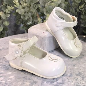 Darling White Vinyl Flower Mary Janes with Velcro Straps Baby Girls 2 ✨NWOT✨